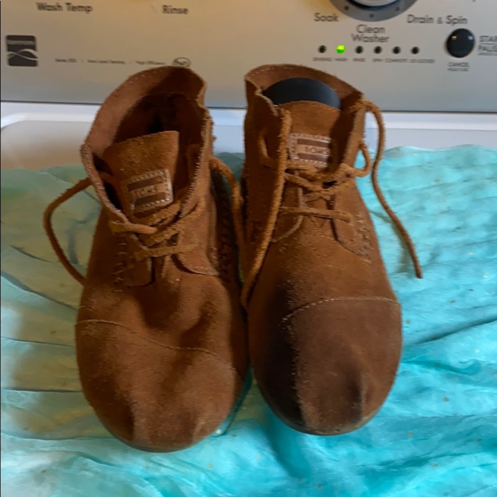 Super Cute Toms Leather Lace up Shoe.